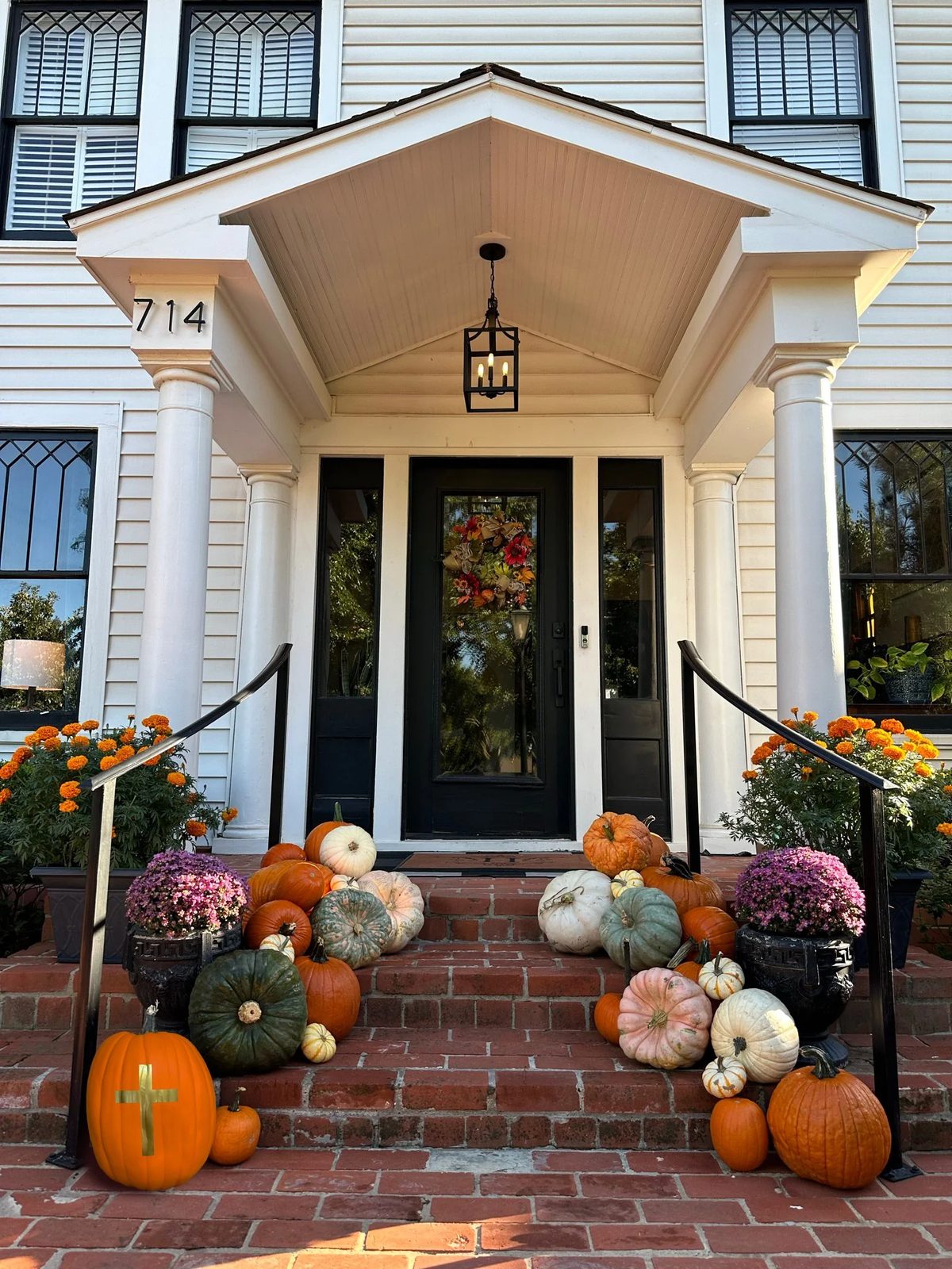 A Praise Pumpkins porch display